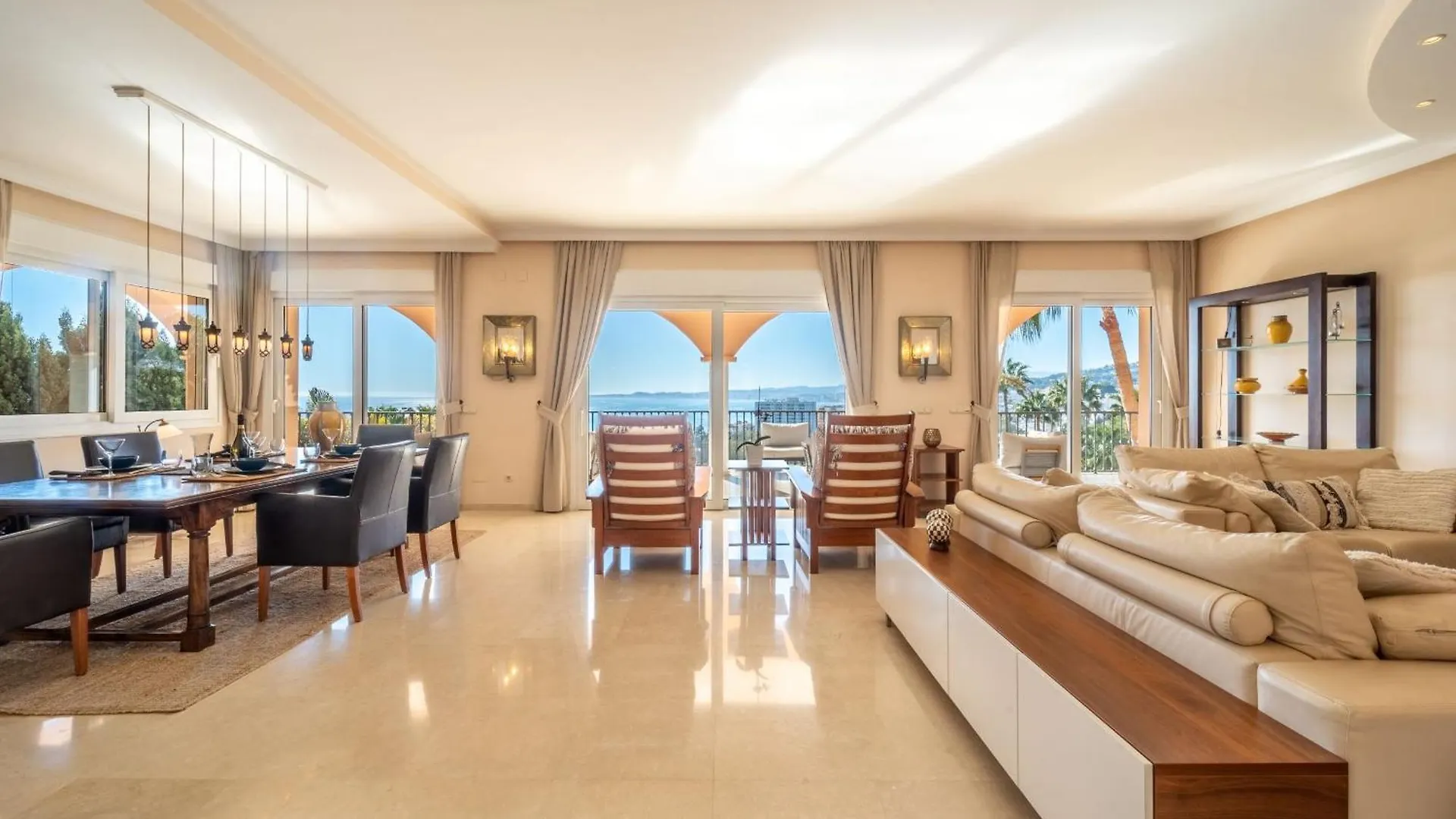 Beachside Villa With Panoramic Sea Views 贝纳尔马德纳
